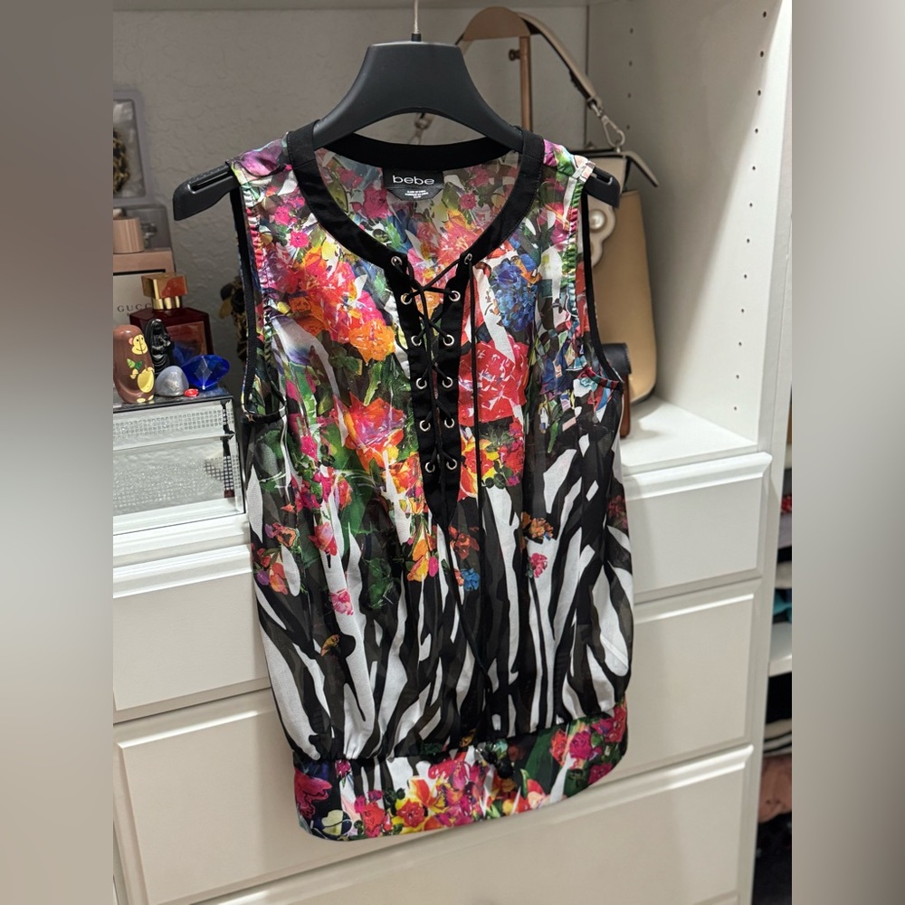 Bebe sleevesss top